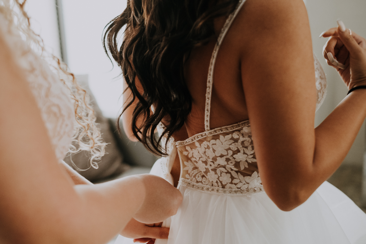 zipping the wedding dress | lace and tulle dress | the perfect dress sarasota