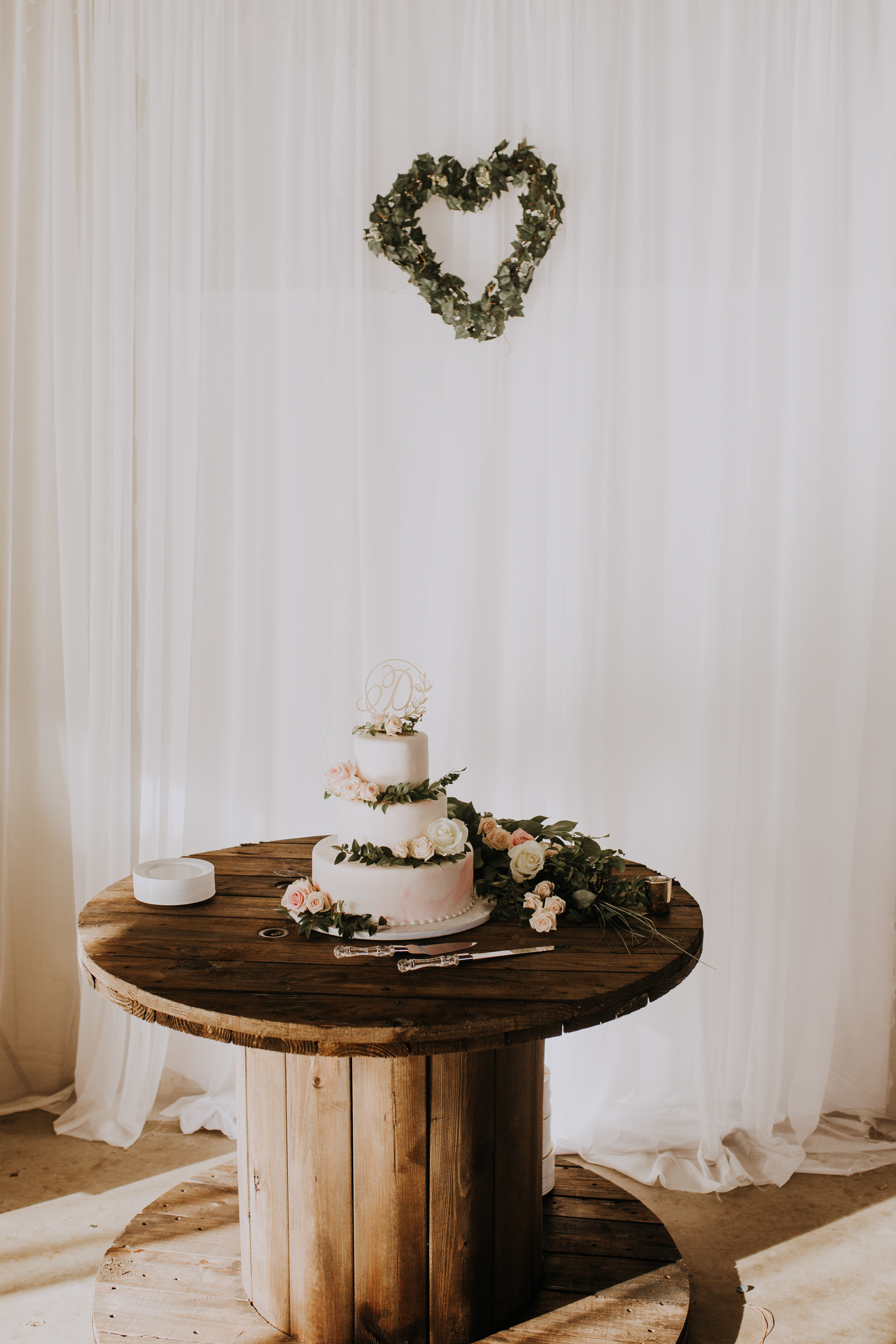 elegant boho wedding cake | elegant white and gold cake | elegant pink and gold wedding cake | boho reception | outdoor Florida wedding